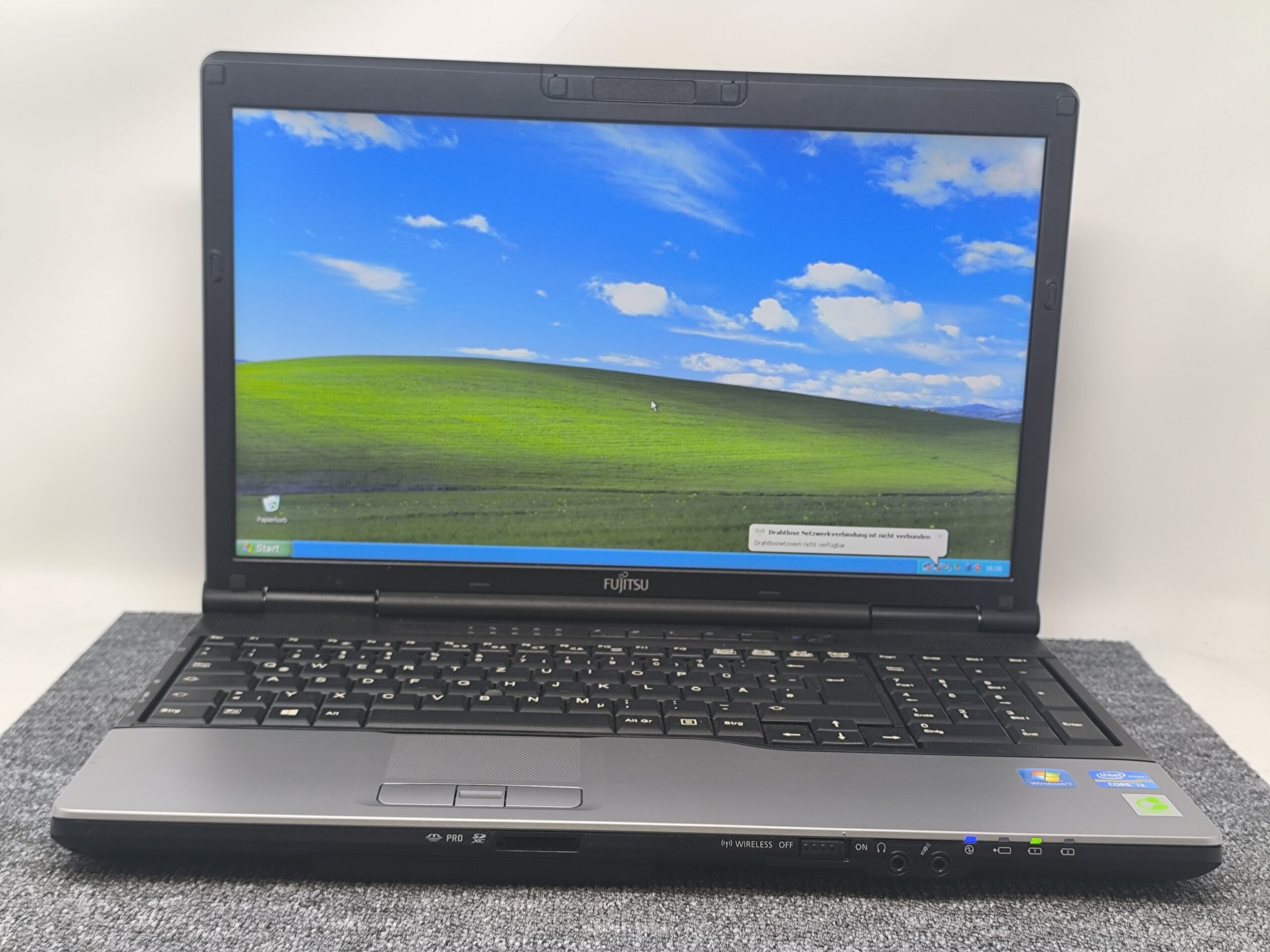 Fujitsu Siemens Lifebook E752 15,6" Notebook Core i3 3te 4GB 320GB Win XP