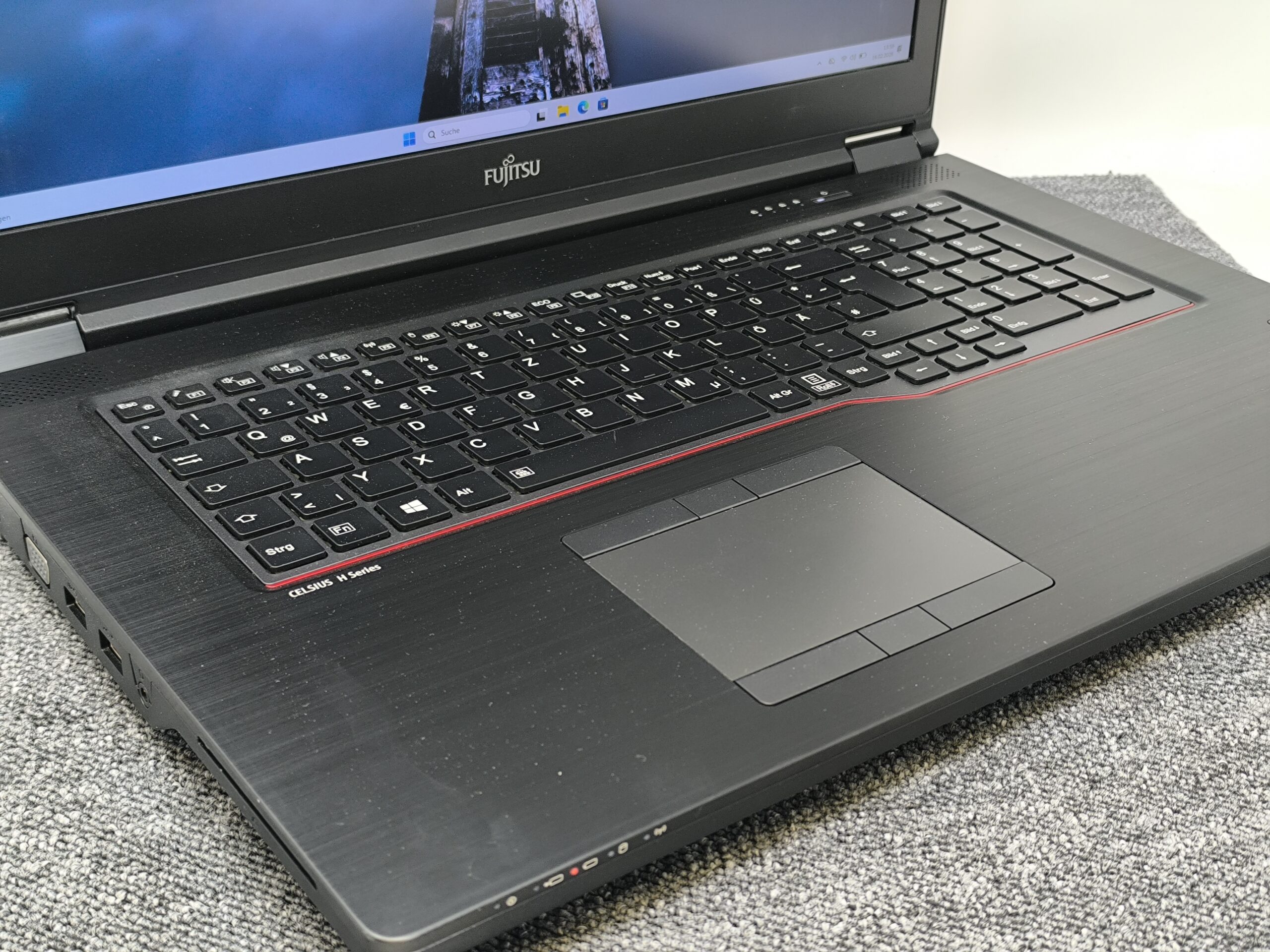 FUJITSU CELSIUS H980 18" i7-8750H 16GB Quadro P3200 – Bild 2