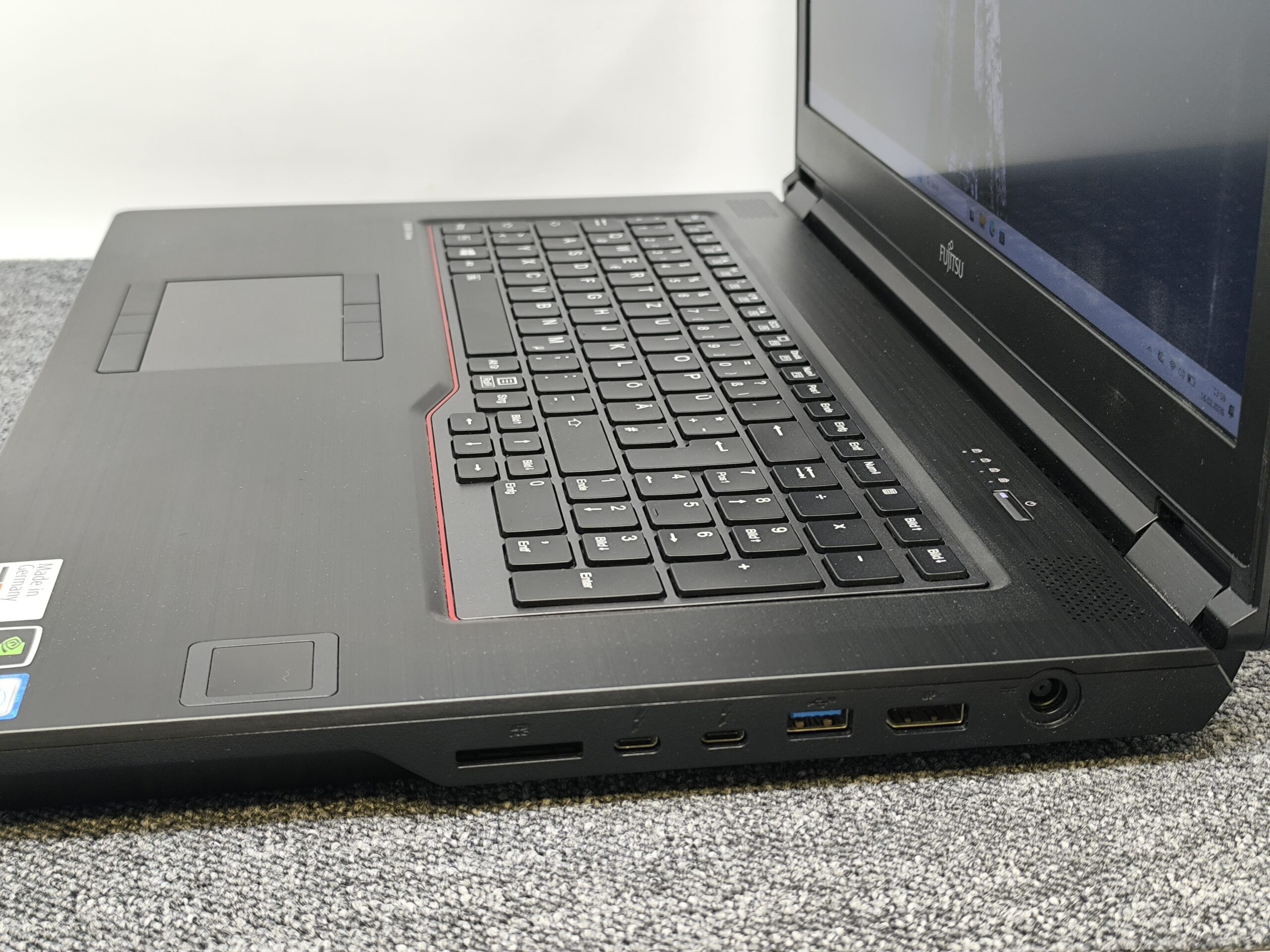 FUJITSU CELSIUS H980 18" i7-8750H 16GB Quadro P3200 – Bild 3