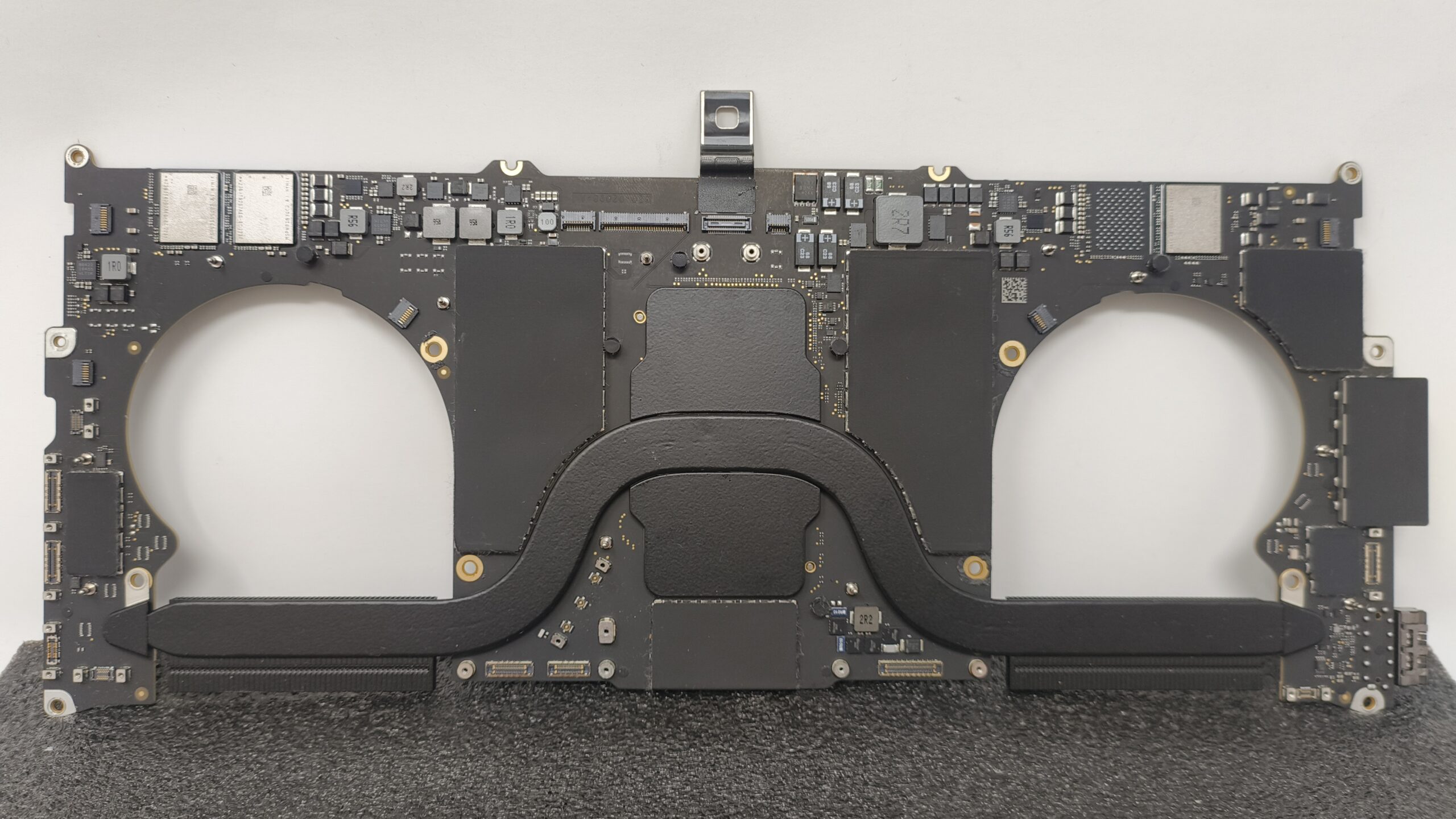 Apple MacBook Pro 14″ A2442 Logic Board / Mainboard / Kühler